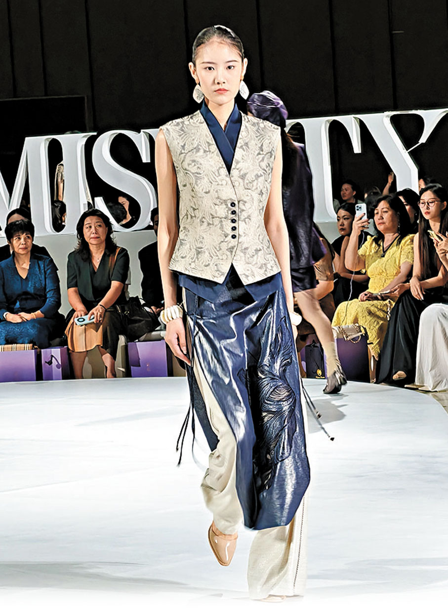 ●飄逸長裙張弛有度，呈現細膩情感。