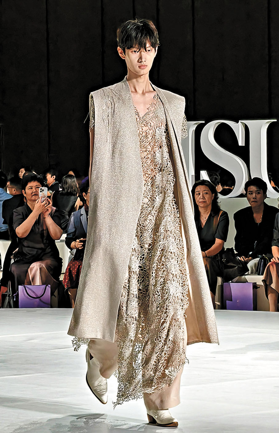 ●秀場服飾從唐宋盛世雄風中吸取形制自信。