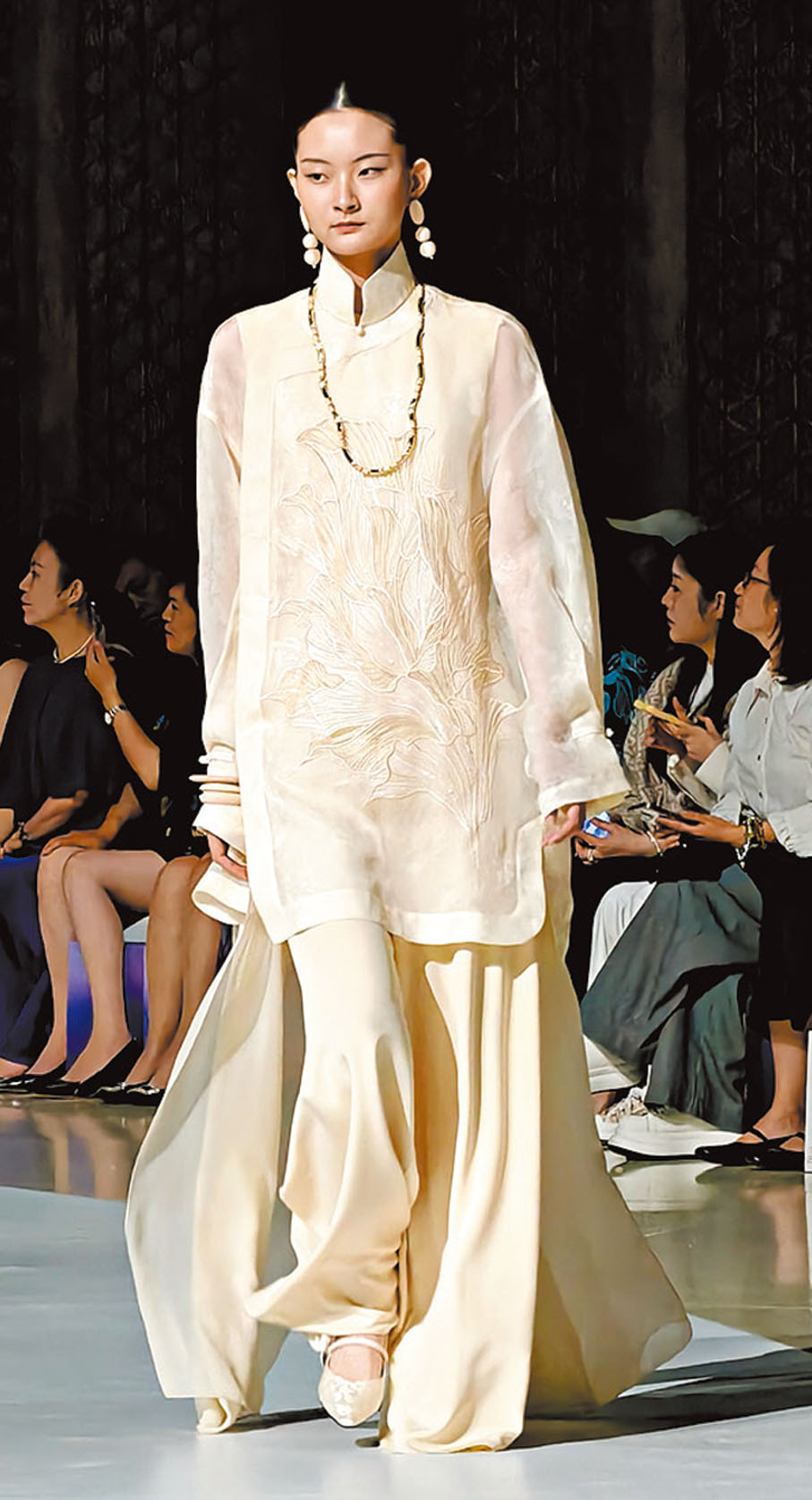 ●淺米金恢宏大氣，展現東方自信。