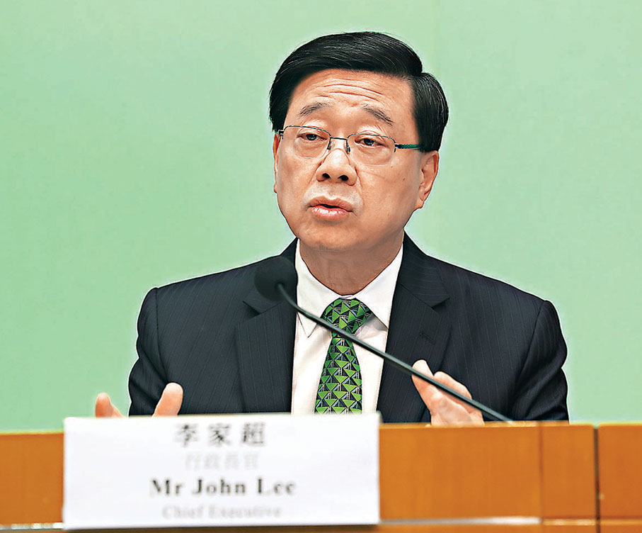 ●李家超在政府總部就2025施政報告答記者問題。 香港文匯報記者萬霜靈 攝