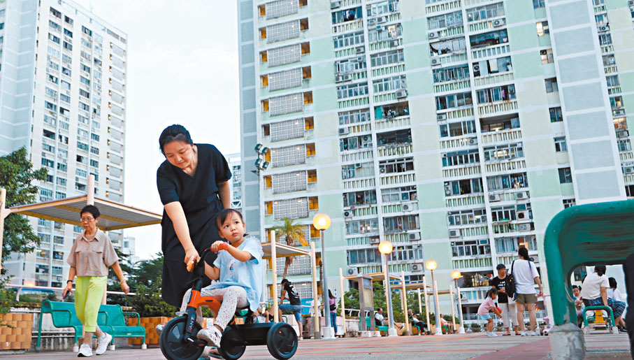 ●昨日公布的施政報告中，並未提及出售公屋單位或重推租置計劃。政府消息人士指出，政府明年會開始相關調查及研究，並指必須總結經驗，才決定是否重推。 香港文匯報記者黃艾力  攝