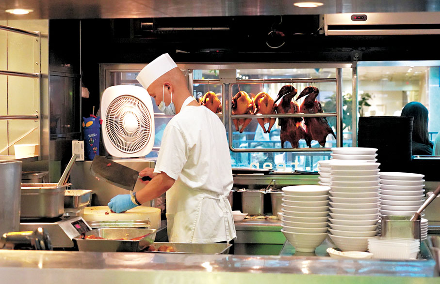 ●今起輸入初級廚師及侍應提高門檻。香港文匯報記者曾興偉  攝