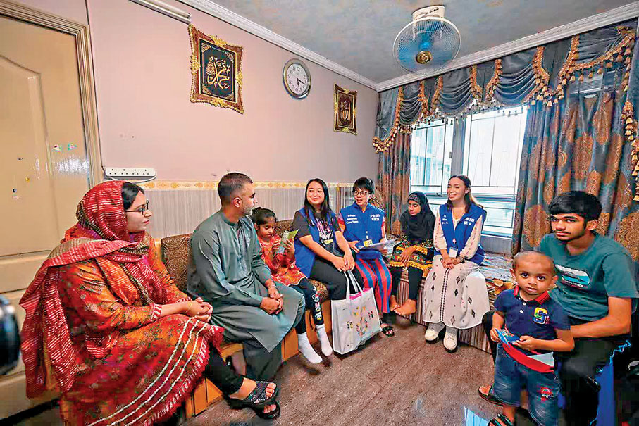 ●特區政府民政總署會在服務北區及離島區的支援服務中心，各增設一支少數族裔關愛隊。圖為少數族裔關愛隊探訪住戶。  資料圖片