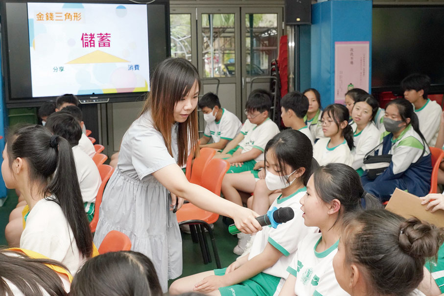 ●經專業培訓的社工透過度身設計的校園活動，向小學生傳遞正向人生的訊息。