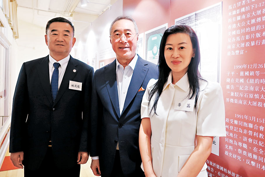 ●唐英年（中），姚茂龍（左一），李荔（右一），出席37分鐘馬吉影像版在港首展映。