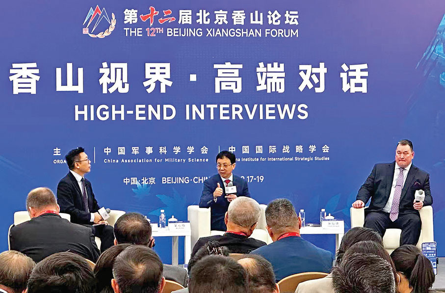 ●美國前助理國防部長幫辦施燦德（右）與復旦大學國際問題研究院院長吳心伯（中）對談。香港文匯報記者蘇雨潤  攝