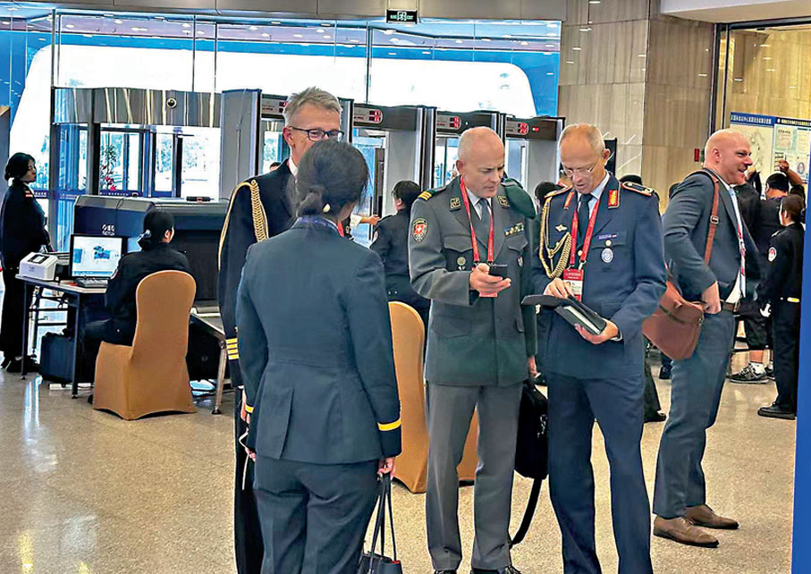 ●外方嘉賓在論壇間交流。 香港文匯報記者朱燁 攝