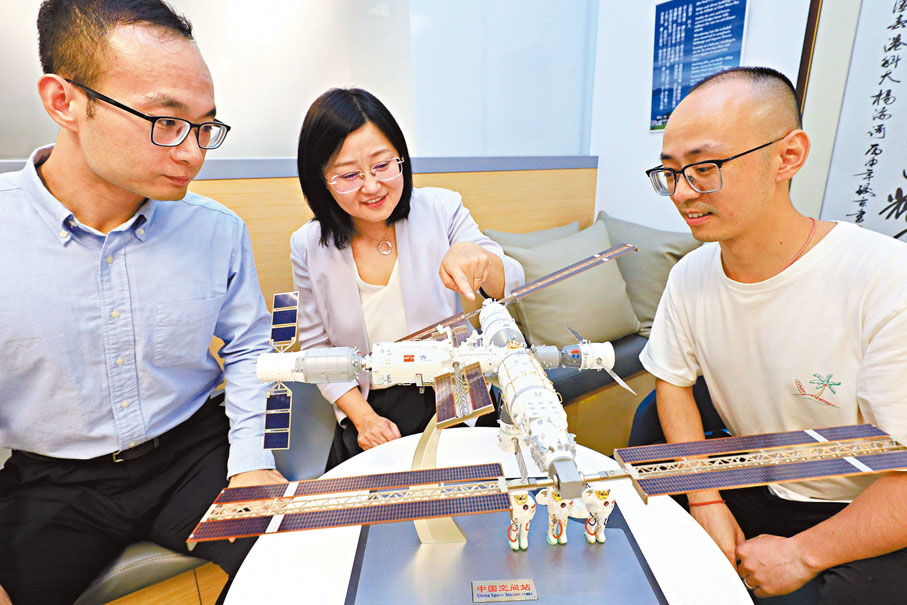 ●蘇慧(中)表示,香港科大已在多個航天科技領域布局。而監測溫室氣體排放點源項目的儀器計劃明年4月發射升空。 資料圖片