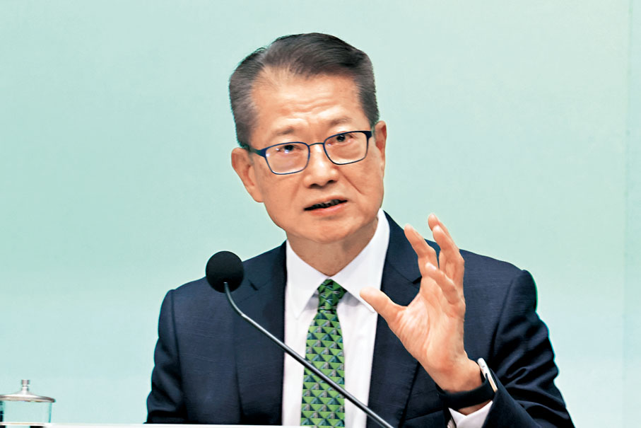 ●陳茂波稱，利率環境將變得較寬鬆，提醒市民在投資時要審時度勢。香港文匯報記者萬霜靈  攝