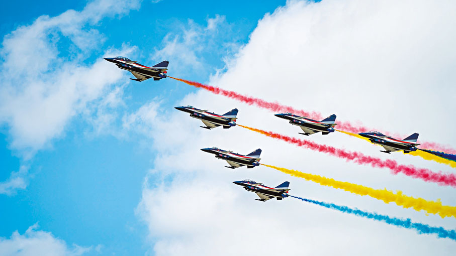 ●2025年空軍航空開放活動和長春航空展於今日舉行。圖為9月16日預演上拍攝的飛行表演。 新華社
