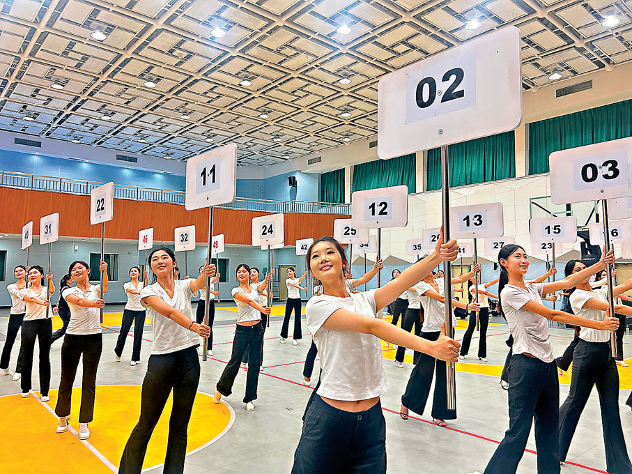 ●十五運會開幕式代表團引導員在進行排練。
