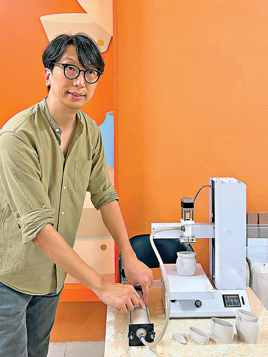 ●陳思光為公眾講解3D打印陶瓷的過程和原理。