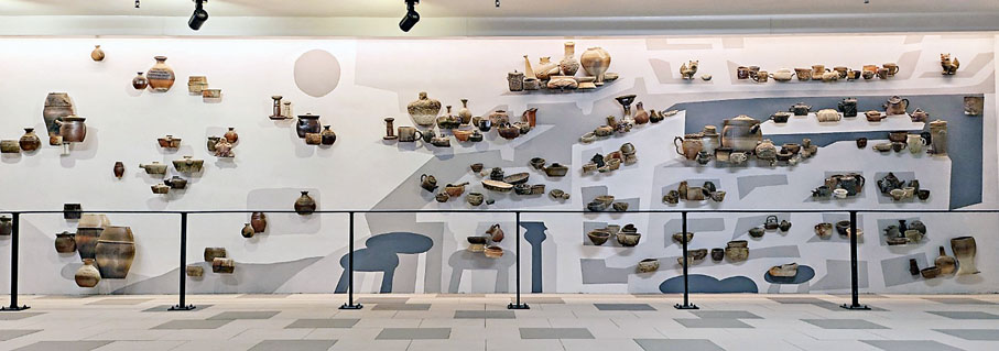 ●位於屯門顯發邨公共空間的當代陶瓷藝術裝置「屯聚龍謠」。 主辦方供圖