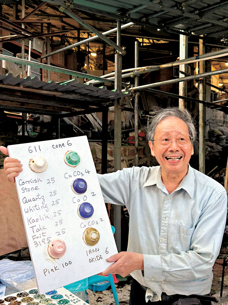 ●梁柏泉將陶瓷製作的材料和比例製作成簡明的看板。