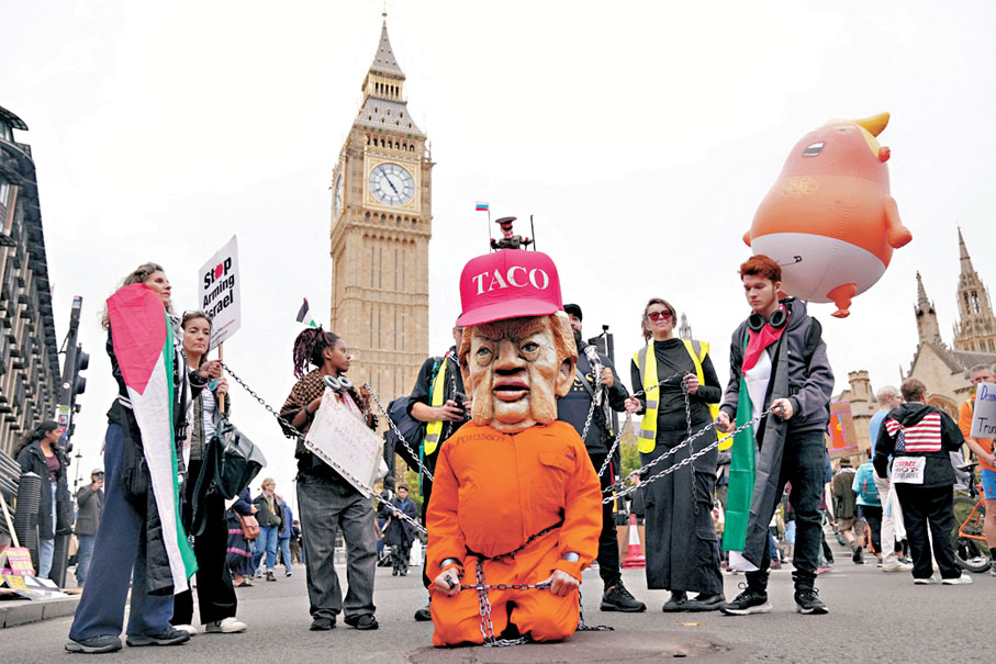 ●示威者盡情揶揄穿囚服的「特朗普」。路透社