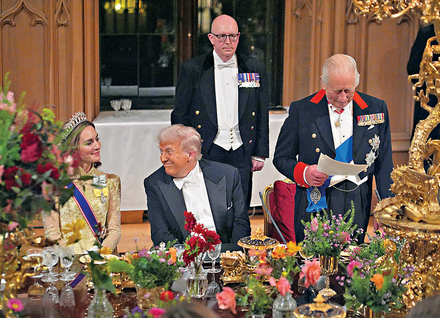 ●查爾斯三世（右一）在國宴致辭時，特朗普（左二）卻將目光轉向旁邊的英國王儲妃凱特。 美聯社