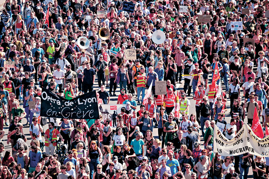 ●示威者要求新總理勒科爾尼重新考慮預算緊縮政策。 法新社