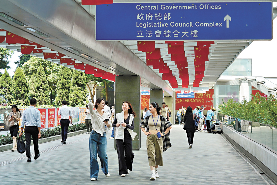 ●李家超提出建立「部門首長責任制」，推動部門首長平時做好有效管理。圖為通往政府總部的行人天橋。 香港文匯報記者曾興偉  攝