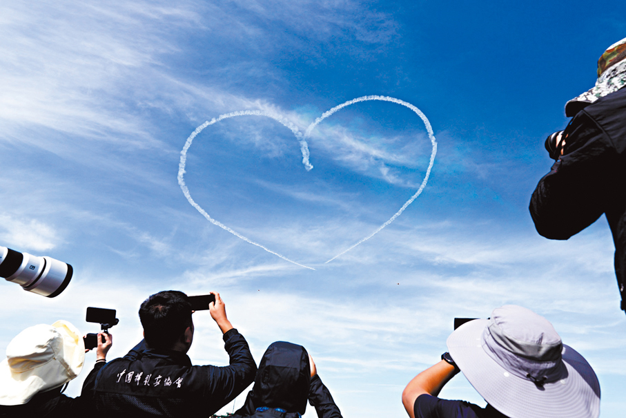 ●「紅鷹」飛行表演隊在空中「比心」。  中新社