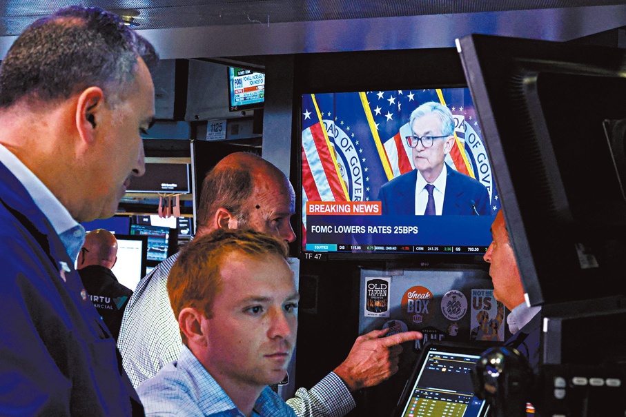 ●不少市場人士預期，美聯儲今年將再減息兩次，料部分投資者或借入低息美元，並將資金投入高息非美元資產。 路透社