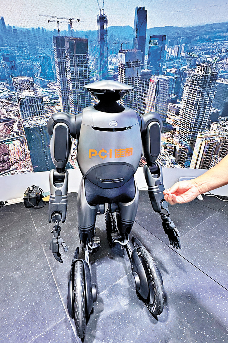 ●推介區上，佳都科技推出的巡檢機器人，將於十五運期間在部分廣州地鐵線路開始投用。