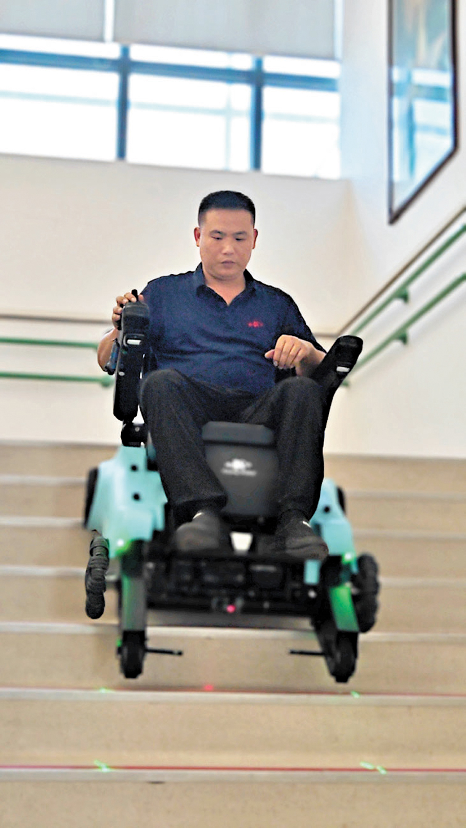 ●工作人員現場演示能夠獨立正向反向上下樓梯、自由穿越複雜地形的全地形輪椅。香港文匯報記者黃寶儀  攝