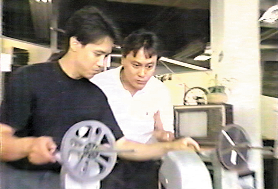 ●1991年7月2日，加登英成（右）在洛杉磯電影中心看到了11分鐘費奇版馬吉影像。 香港文匯報記者陳旻截圖
