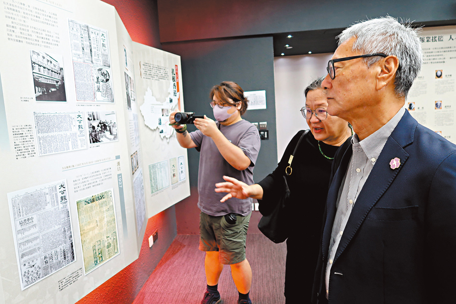 ●9月18日，加登英成參觀大文集團報史館。 香港文匯報記者陳旻  攝