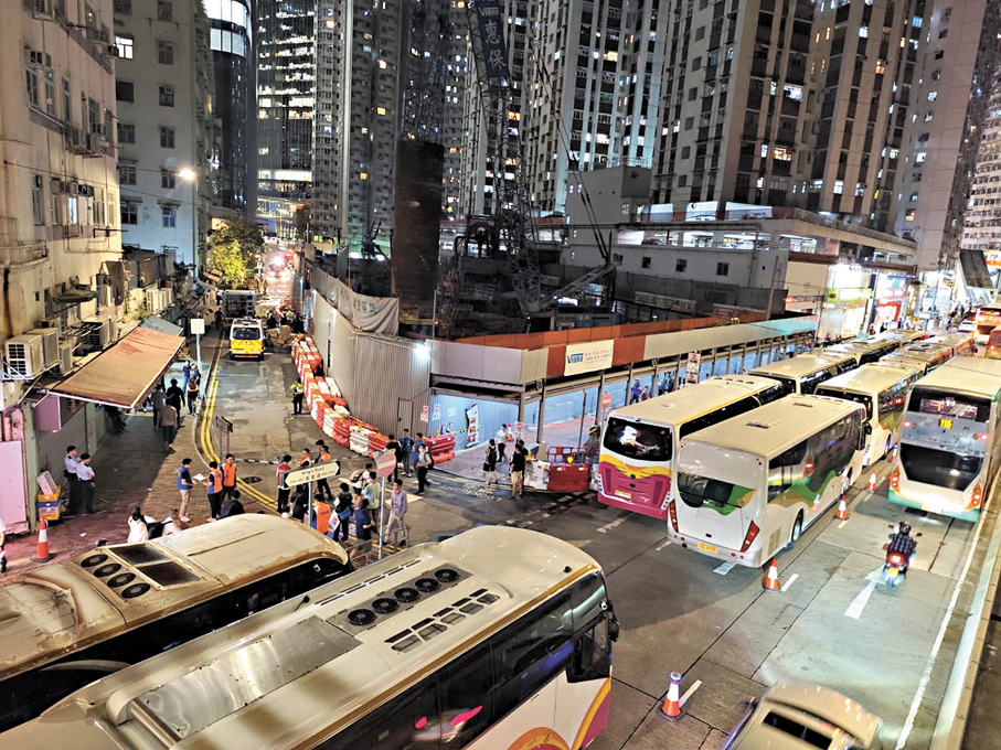 ●民政事務處晚上安排旅遊巴接載居民離開。  香港文匯報記者鄺福強  攝