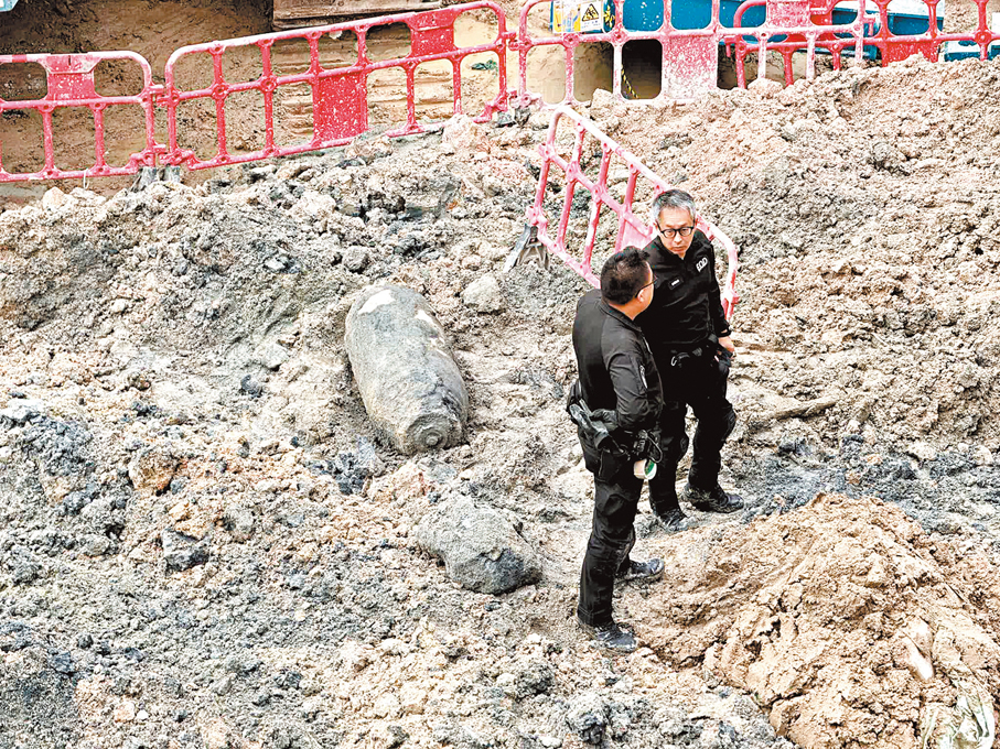 ●地盤挖出的戰時炸彈重達1,000磅。