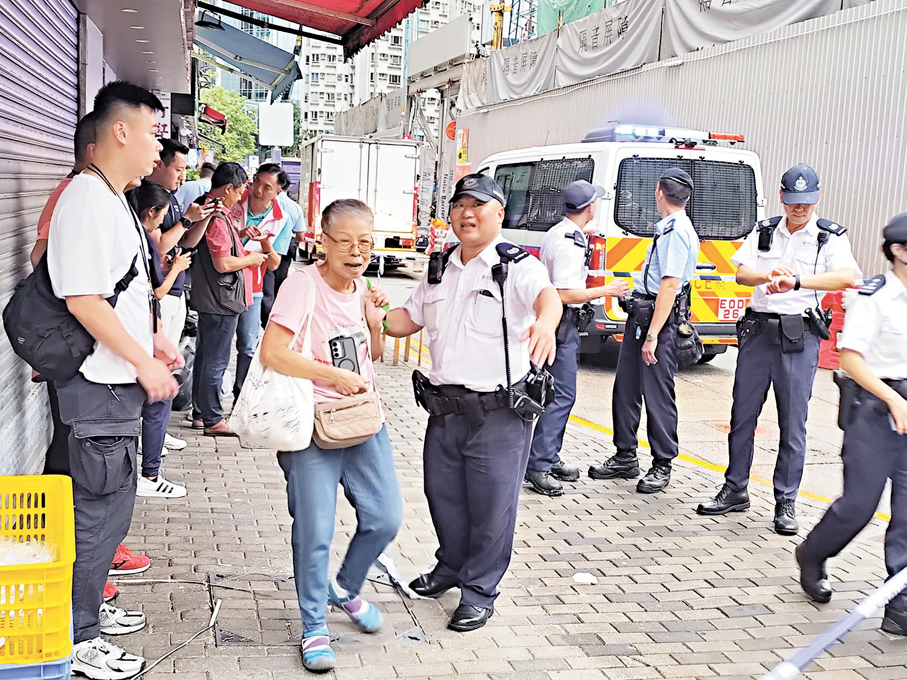 ●警方疏散居民。 香港文匯報記者鄺福強  攝