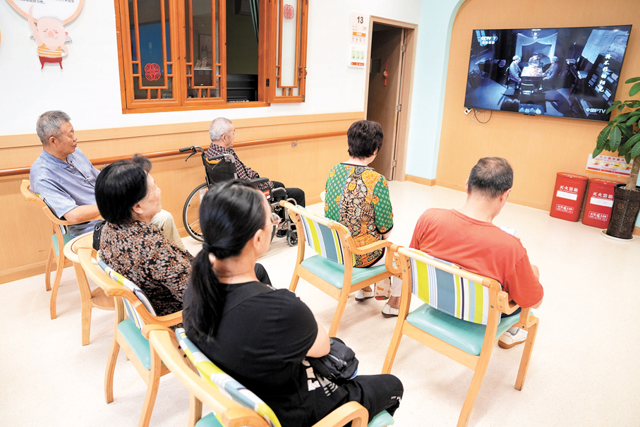 ●9月1日，長者在成都市營門口街道綜合為老服務中心的公共空間看電視。 新華社