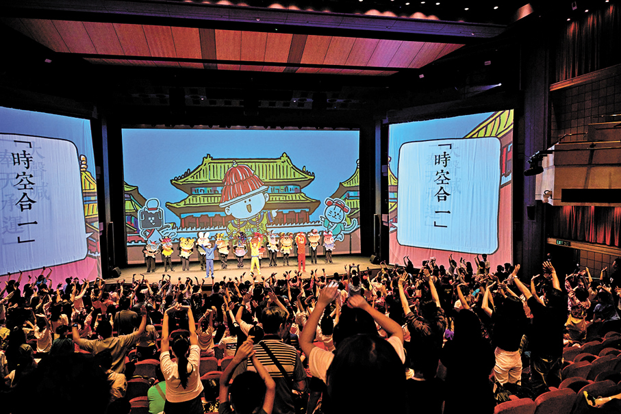 ●《康熙夢遊紫禁城》演出中大小朋友一起參加呼吸練習。   進念提供