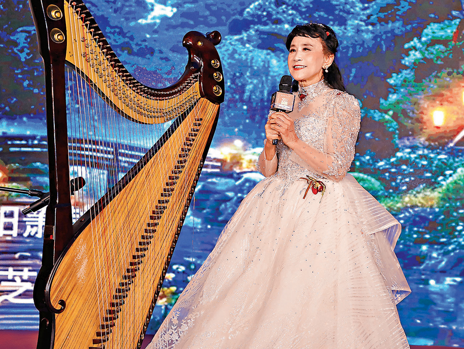 ●崔君芝今年1月在北京演奏自己編創的箜篌經典樂曲《夕陽簫鼓》。 受訪者供圖