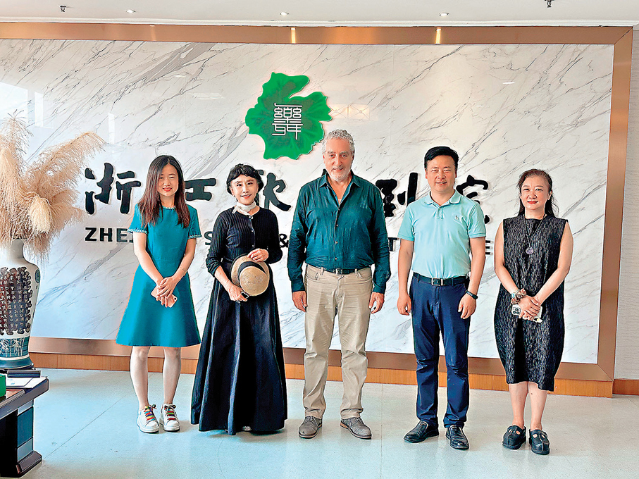 ●崔君芝（左二）陪同美國斯坦福大學音樂教授保羅·菲利普斯（中）在杭州交流。 受訪者供圖