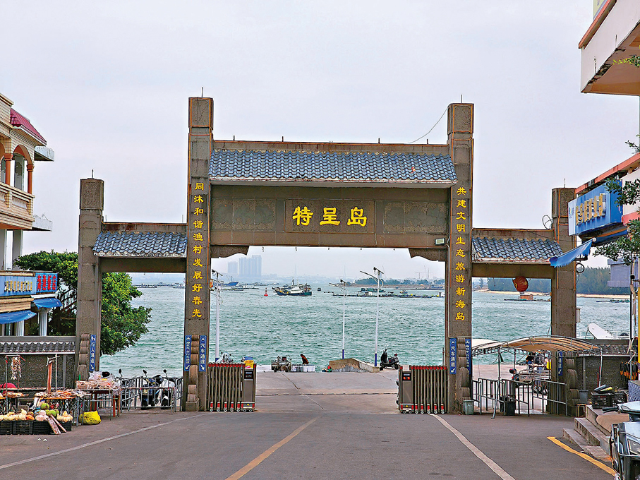 ●這個特呈島牌坊，是遊客必到的打卡處。