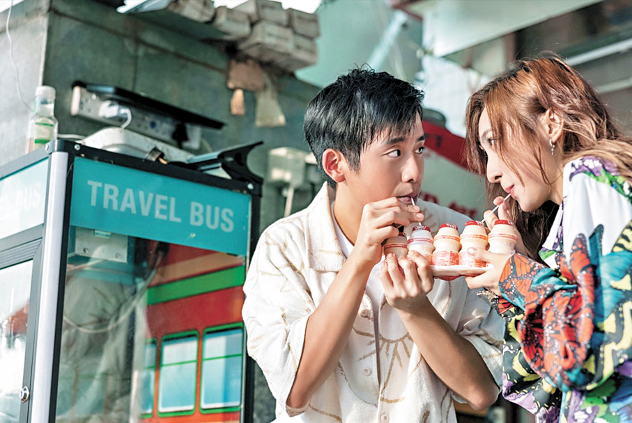 ●鍾柔美與男主角甜蜜互動頭貼頭喝飲品。