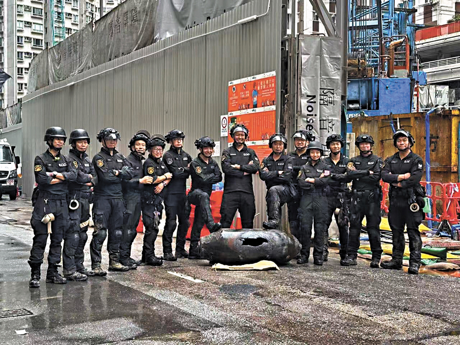 ●爆炸品處理課人員成功拆除戰時炸彈。 警方圖片