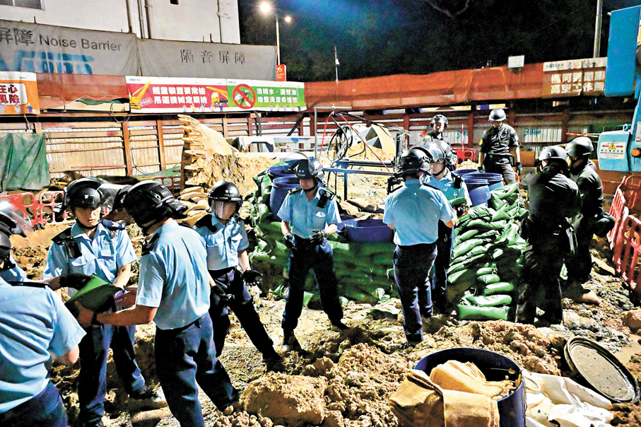 ●警員圍繞炸彈布防堆砌沙包。 警方圖片