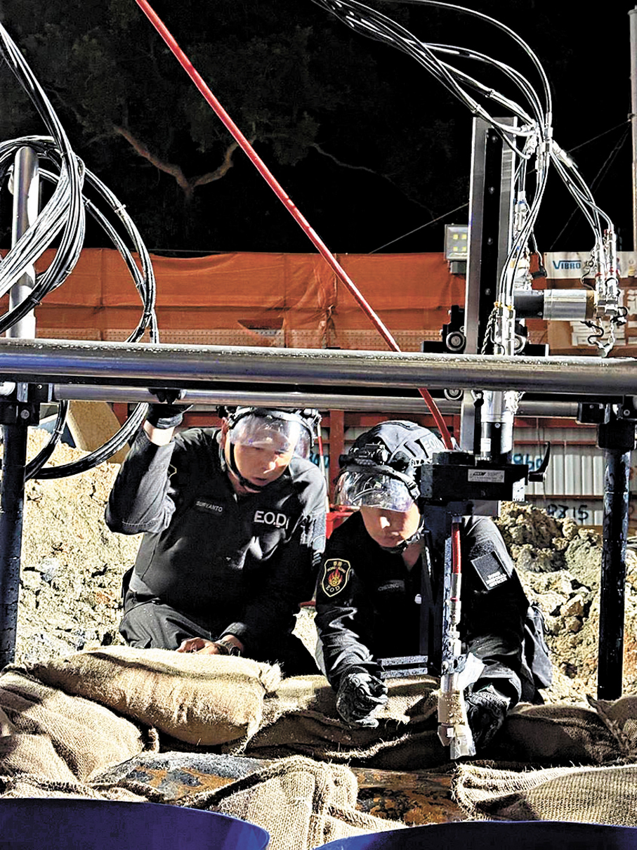 ●爆炸品處理課人員處理戰時炸彈。 警方圖片