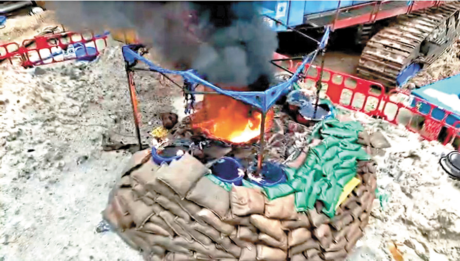 ●爆炸品處理課人員利用燃燒的方法銷毀彈體內的炸藥。 警方圖片