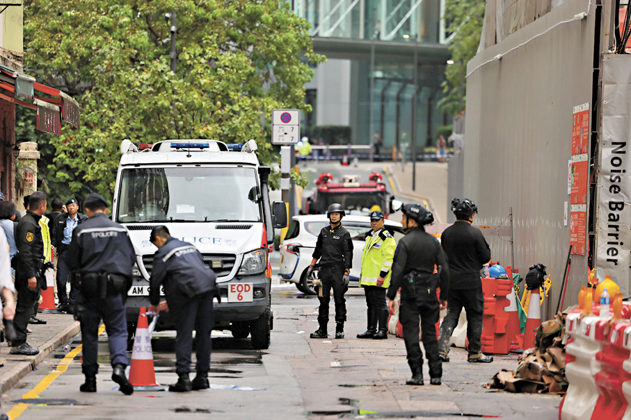 ●警方封鎖濱海街地盤。香港文匯報記者鄧偉明  攝