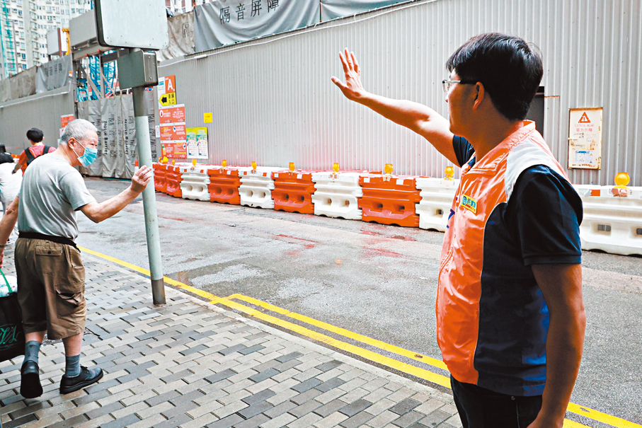 ●丁江浩跟市民揮手。 香港文匯報記者北山彥  攝