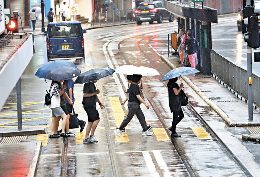 ●香港昨日受「米娜」殘餘相關的驟雨影響，全日有天雨，未來天氣情況將更趨惡劣。 香港文匯報記者萬霜靈  攝