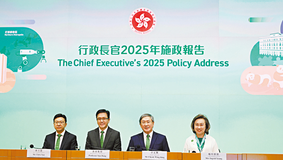 ●卓永興（左三）昨日在記者會上表示，AI效能提升組會於今年11月訂定工作計劃及時間表，並向行政長官提交報告。左二為孫東、左四為楊何蓓茵、左一為勞工及福利局局長孫玉菡。 香港文匯報記者黃艾力  攝