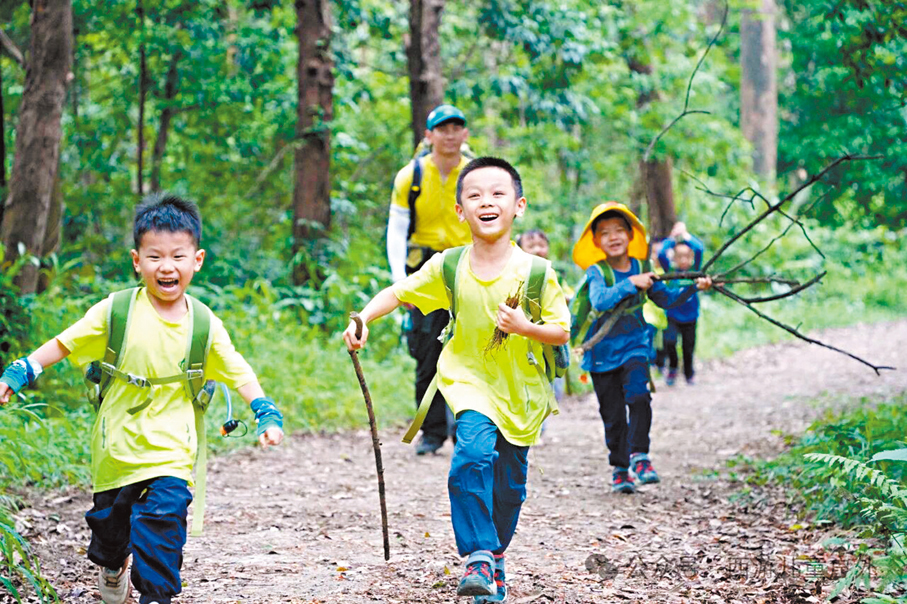 ●不少家長認為，完成學業之餘，孩子需要更多時間親近自然，而春秋假安排可以增加這樣的機會。 香港文匯報浙江傳真