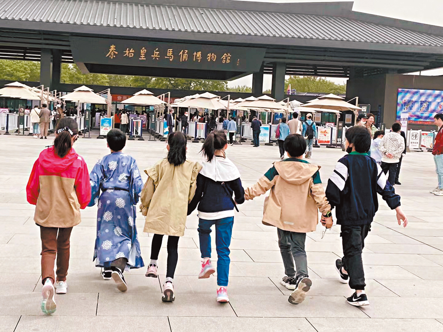 ●去年秋假期間，恩禾（左一）與同學們在秦始皇兵馬俑博物館研學。 香港文匯報浙江傳真