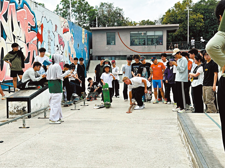 ●春秋假可帶動青少年體育鍛煉培訓需求。圖為在戶外跟老師練習滑板的小朋友。 香港文匯報記者盧靜怡  攝