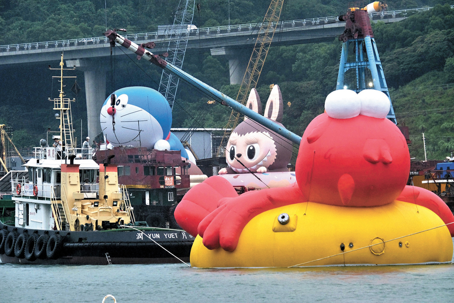 ●人氣IP整裝出發，多啦A夢、KAWS & 芝麻街（Elmo）及LABUBU等下月齊齊與市民在維港見面。 香港文匯報記者涂穴  攝