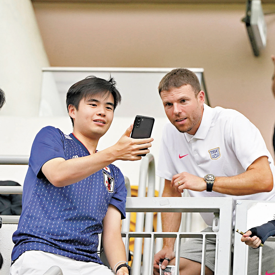 ●不在今場大軍名單中的伊拿拉文迪（右）半場時與球迷合照。